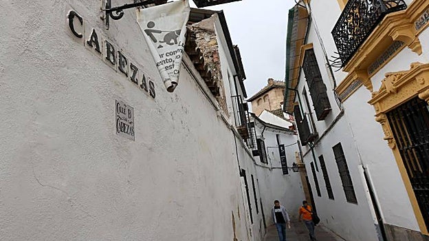 La calle Cabezas en la actualidad. Supuestamente, en algún punto de esta vía se celebró el banquete en el que Almanzor mostró los macabros trofeos a su padre, Gonzalos Guztioz