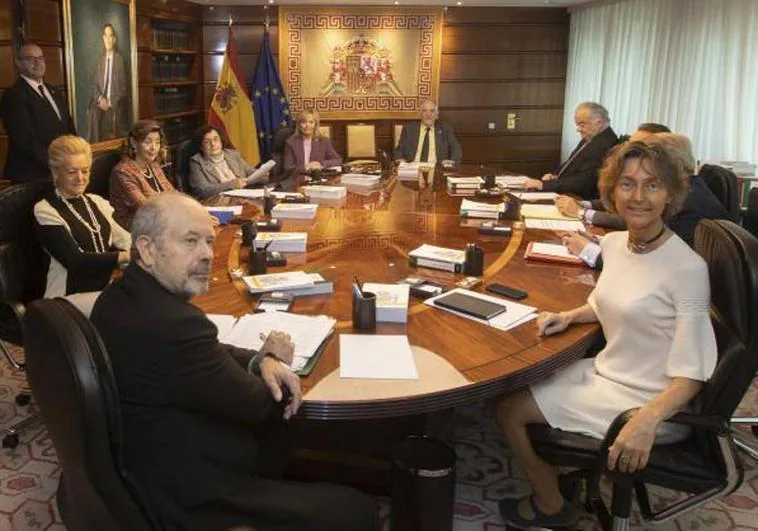 El Constitucional acepta la abstención de los dos ex altos cargos de Sánchez de momento en tres asuntos