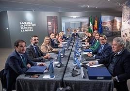 Juanma Moreno se pone de perfil sobre la lista más votada: pide una reflexión de PP y PSOE por la estabilidad de los ayuntamientos