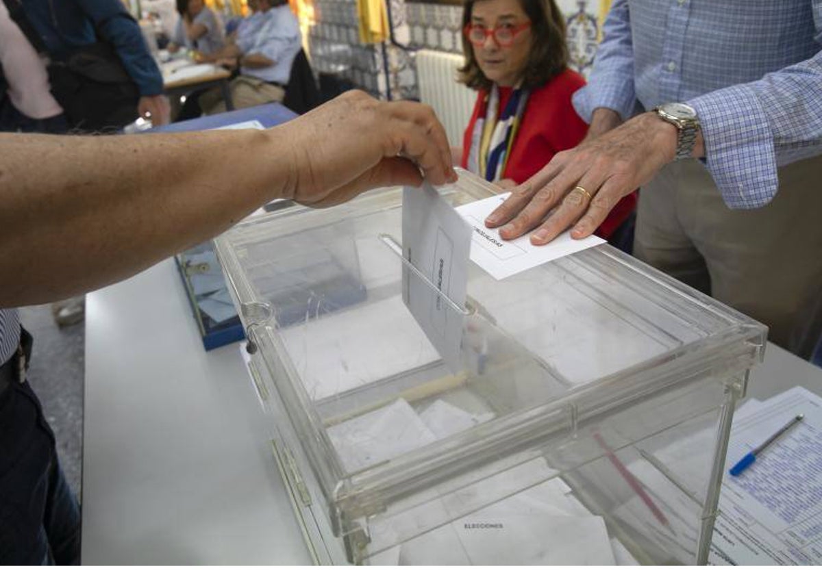 Los ciudadanos votando en un colegio electoral de Córdoba en las últimas municipales