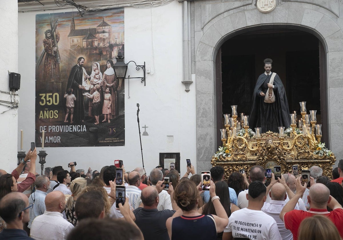 La imagen del Padre Cristóbal, a su salida de la iglesia de Jesús Nazareno, en julio de 2022