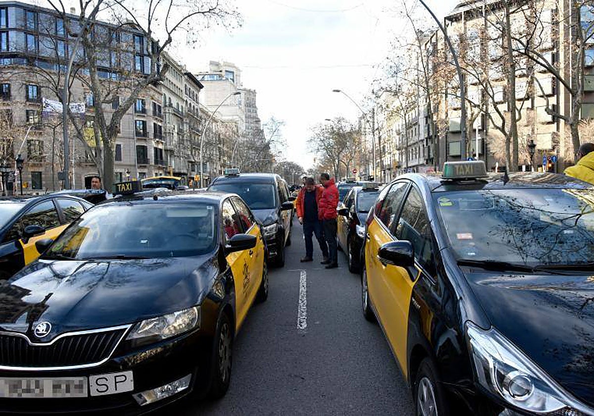 Varios taxistas, parados en Gran Via este martes por la mañana