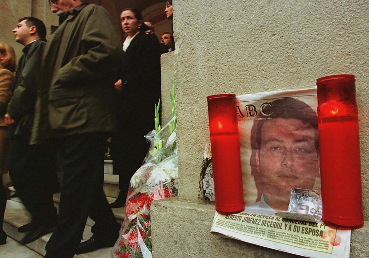 Una portada de ABC en la entrada del Ayuntamiento de Sevilla en la mañana del 31 de enero, durante la capilla ardiente