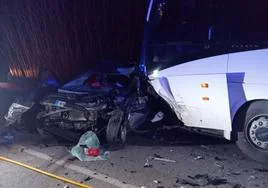 Accidente Córdoba | Herido grave un hombre tras chocar su coche contra un autobús en la A-331