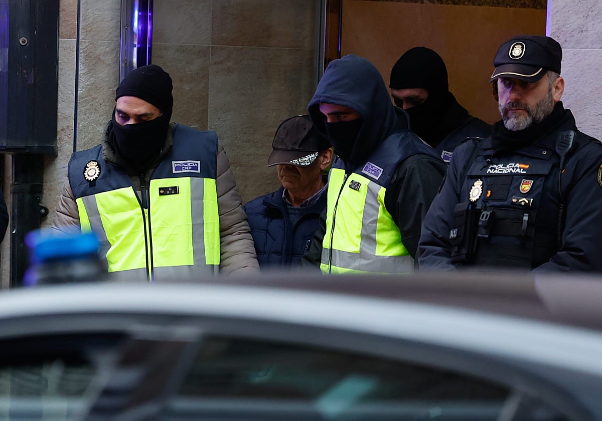 Momento en el que el detenido abandona la vivienda tras el registro