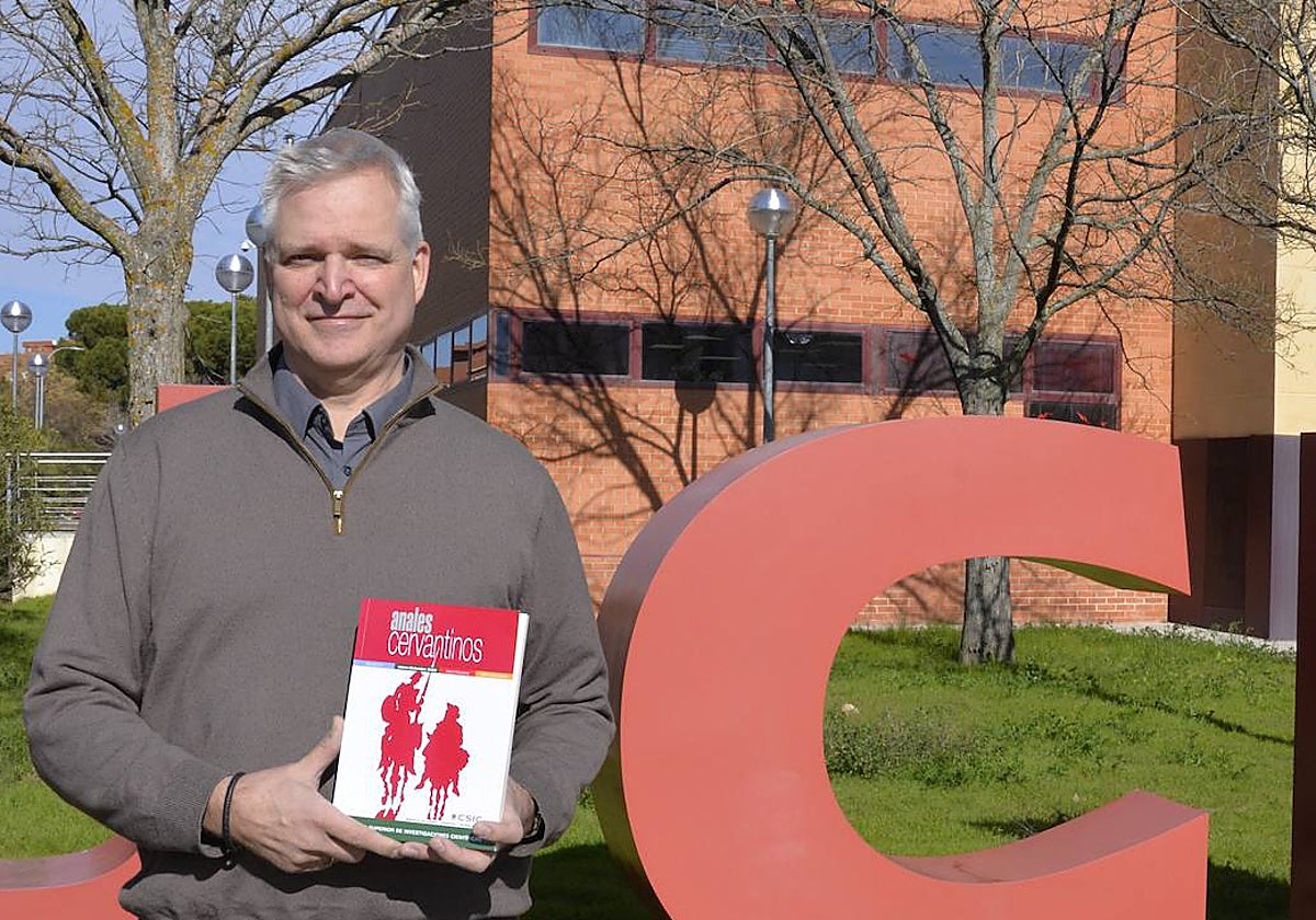 El profesor Hagedorn posa con su investigación