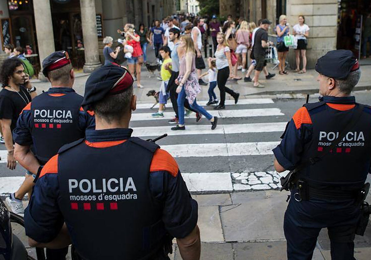 Agentes de los Mossos en el centro de Barcelona