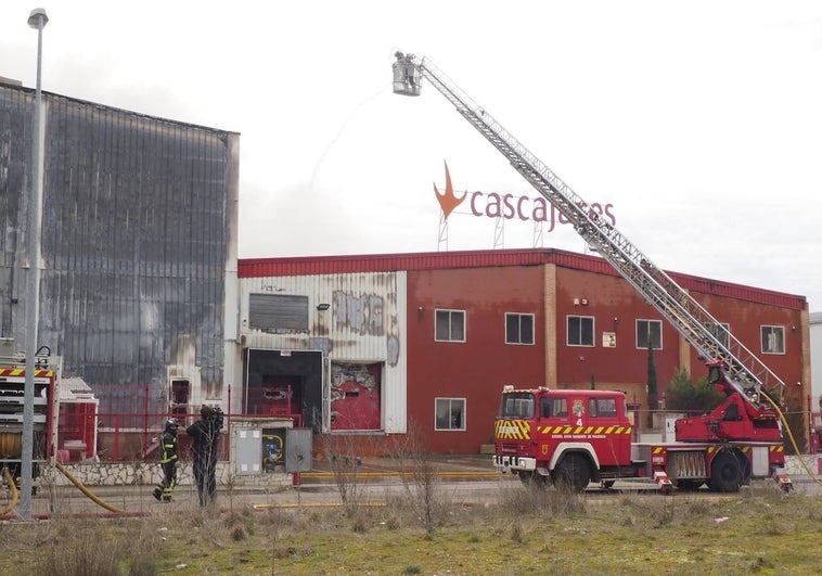 Un virulento incendio reduce a cenizas la fábrica de Cascajares en Dueñas (Palencia): «No ha quedado nada»