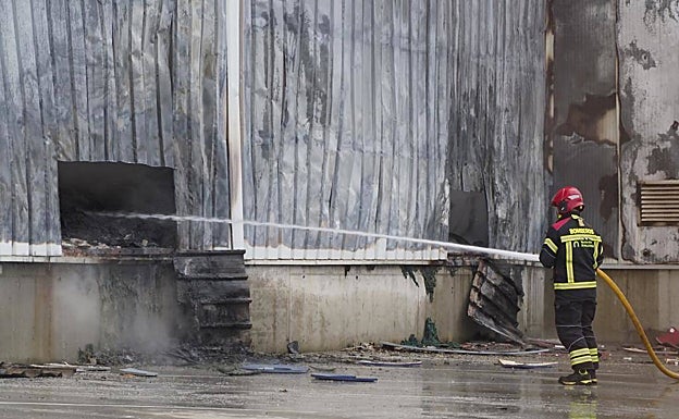 Un virulento incendio reduce a cenizas la fábrica de Cascajares en Dueñas (Palencia): «No ha quedado nada»