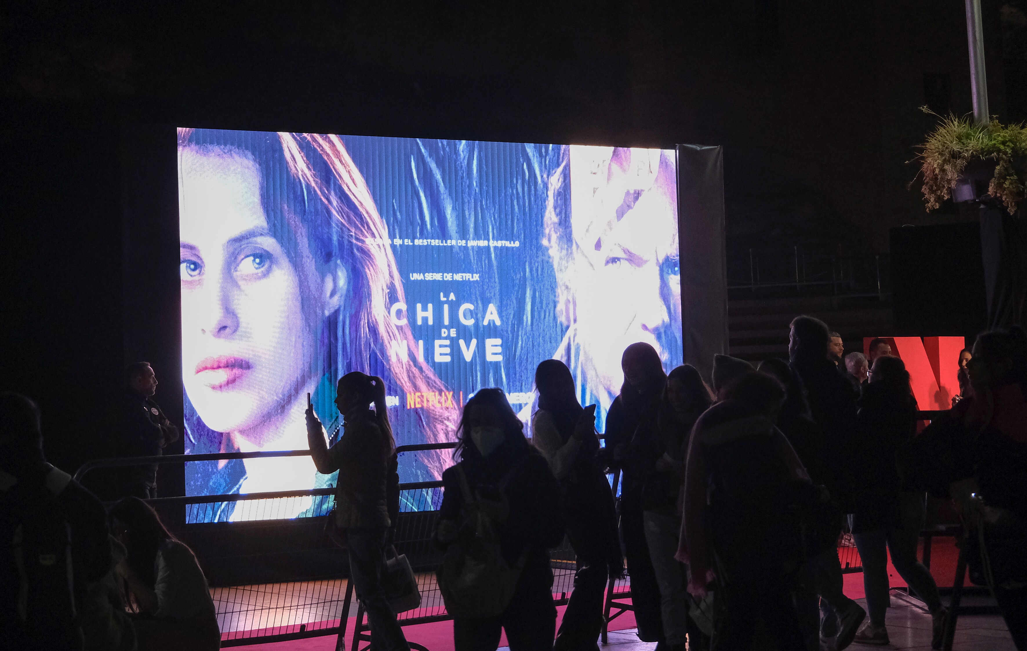 Málaga se viste de gala para el preestreno de 'La chica de nieve', que  tiene todo para arrasar en Netflix
