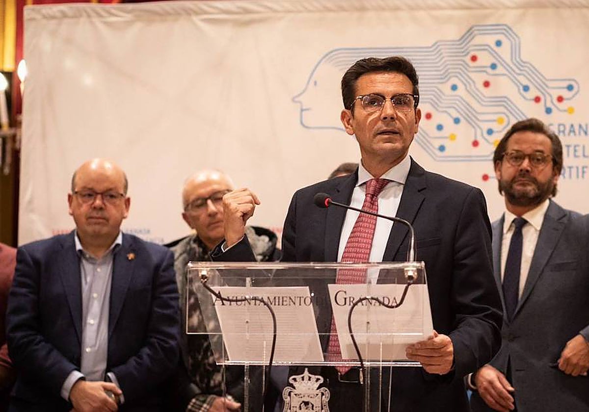 El alcalde de Granada, Paco Cuenca, en la rueda de prensa posterior a conocerse la elección de La Coruña como sede de la AESIA