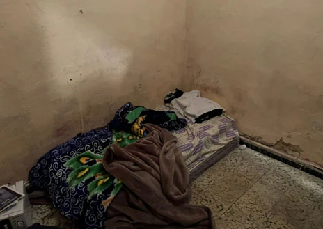 Imagen secundaria 1 - 1. Salón de la pequeña vivienda de Yazin. 2. Cama donde ha dormido Mohamed tras el registro. 3. Mishaba para el rezo usada por Yazin