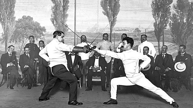 Una imagen de época de una competición de esgrima deportiva