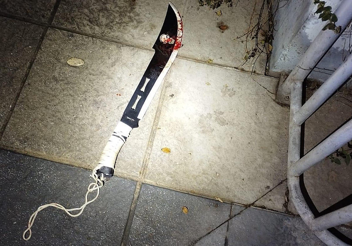 El arma homicida con rastros de sangre tirada en el suelo de una calle de Algeciras