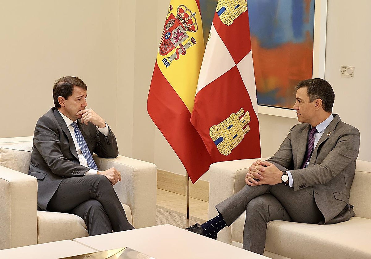 El presidente del Gobierno, Pedro Sánchez, y el de la Junta, Alfonso Fernández Mañueco, durante una recepción el pasado julio