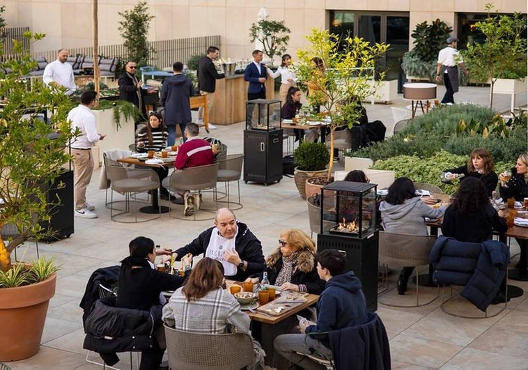 Calçotada al aire libre en el centro de Barcelona