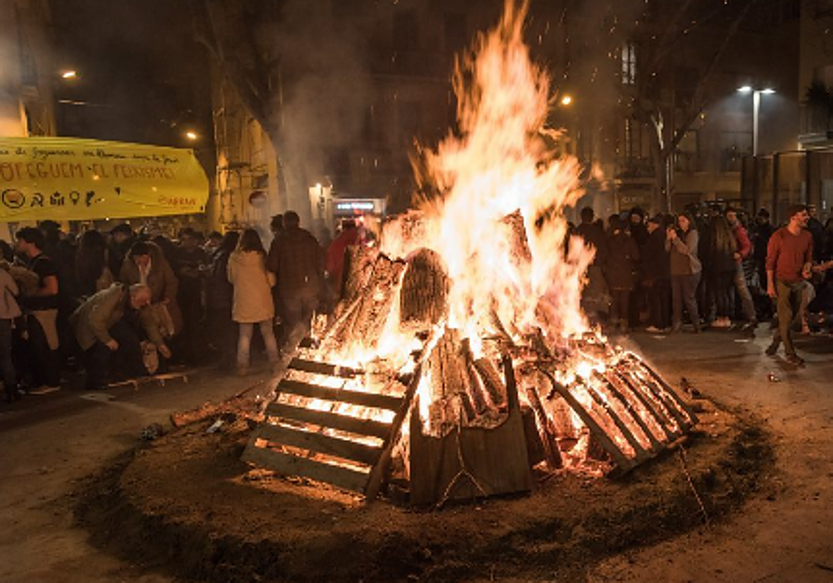 Hoguera gigante en el barrio de Gracia