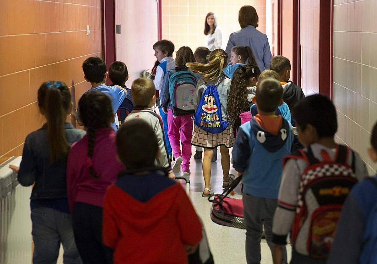 Escolares a punto de entrar en sus aulas