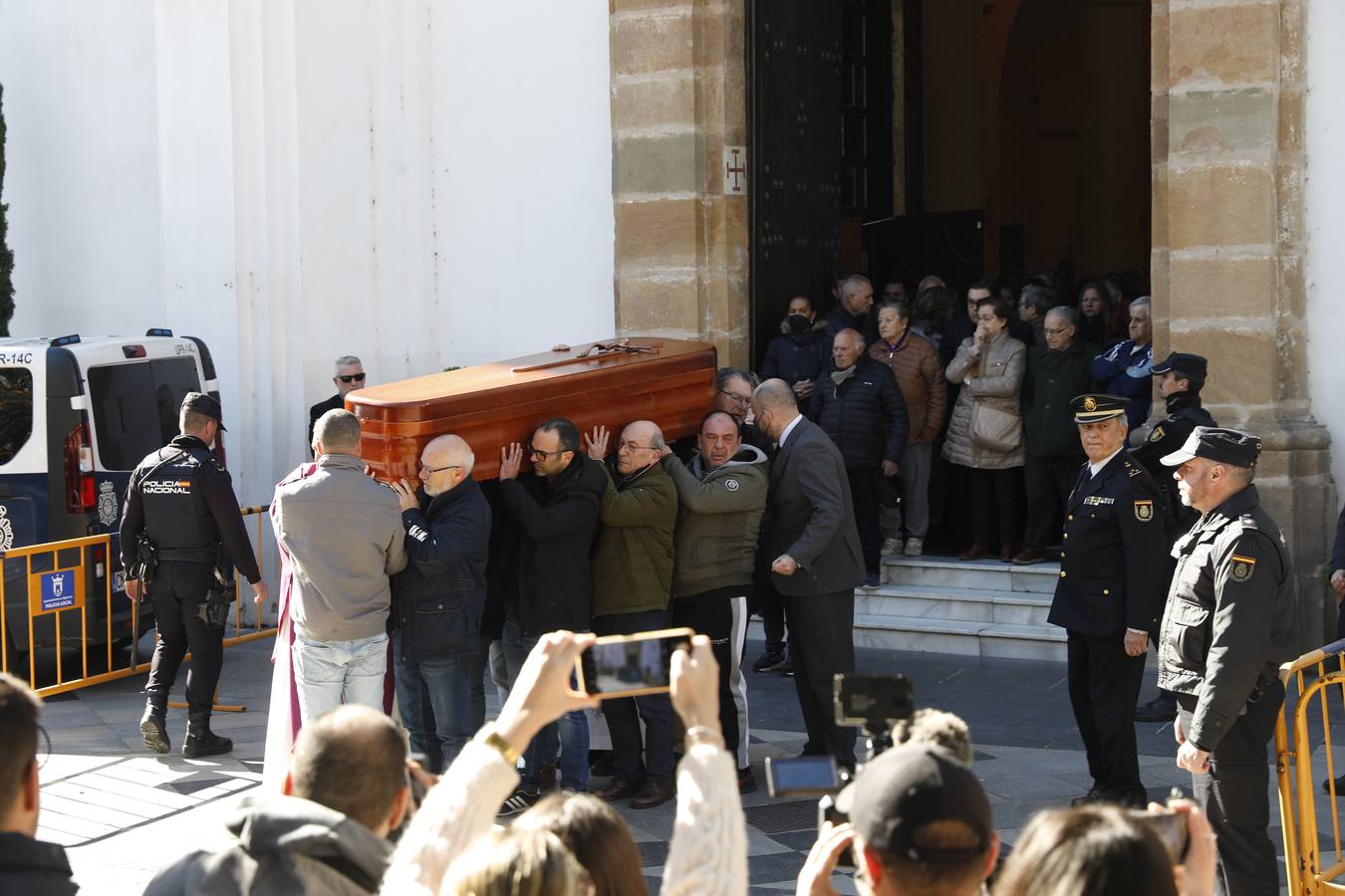 El féretro del sacristán Diego Valencia sale a hombros de la Iglesia de La Palma, tras la misa funeral