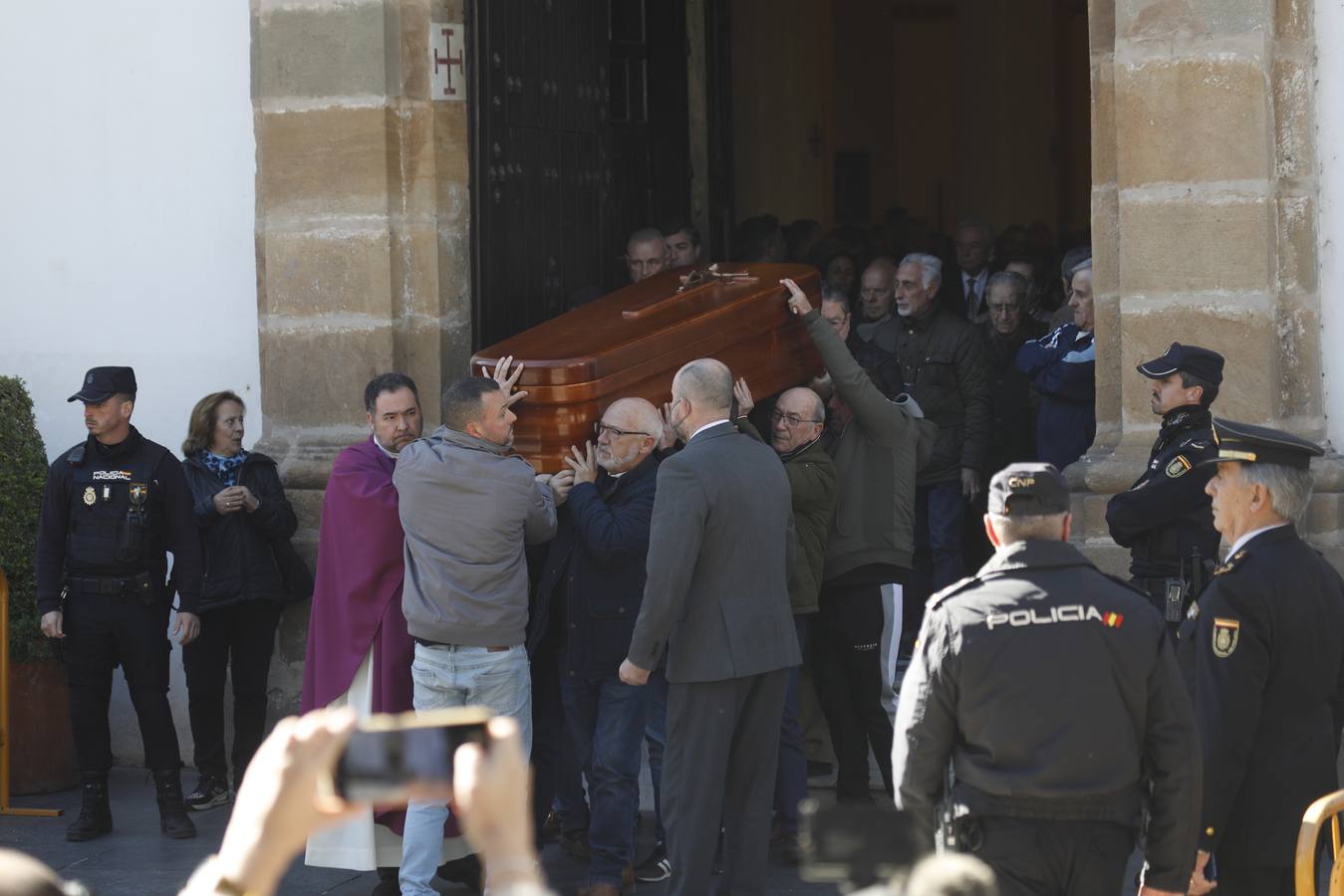 El féretro del sacristán Diego Valencia sale a hombros de la Iglesia de La Palma, tras la misa funeral