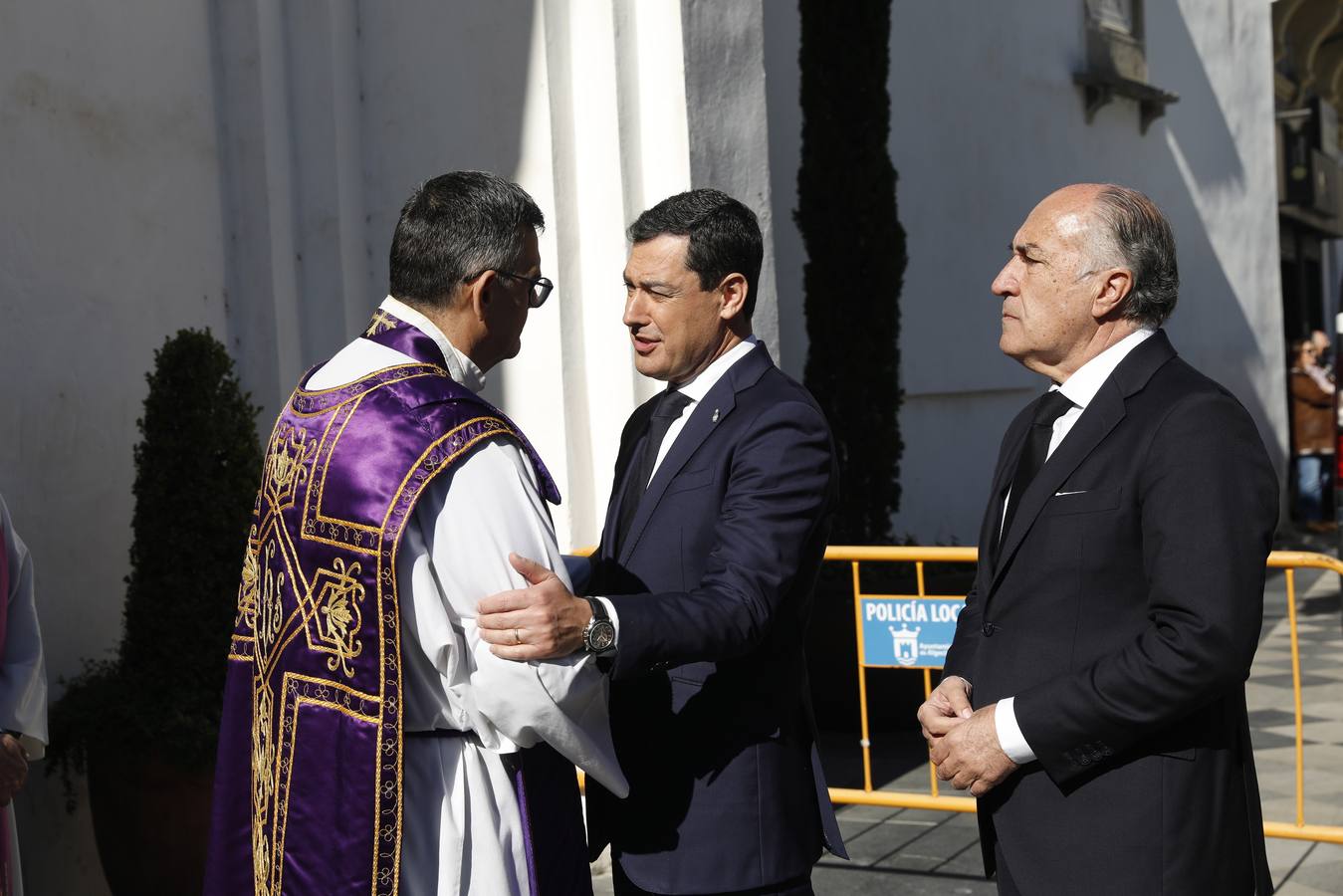 El féretro del sacristán Diego Valencia sale a hombros de la Iglesia de La Palma, tras la misa funeral