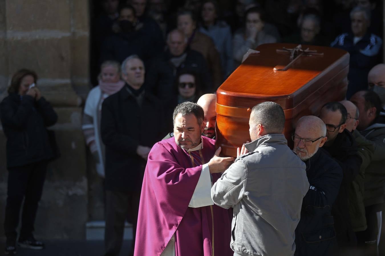 El féretro del sacristán Diego Valencia sale a hombros de la Iglesia de La Palma, tras la misa funeral