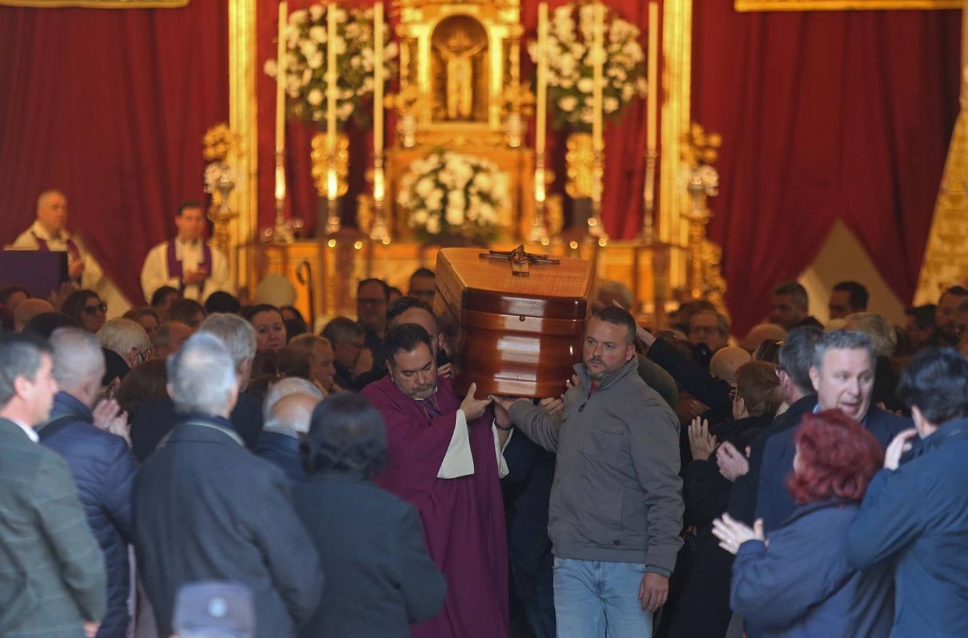 El féretro del sacristán Diego Valencia sale a hombros de la Iglesia de La Palma, tras la misa funeral