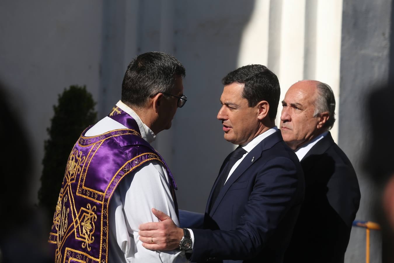 El féretro del sacristán Diego Valencia sale a hombros de la Iglesia de La Palma, tras la misa funeral