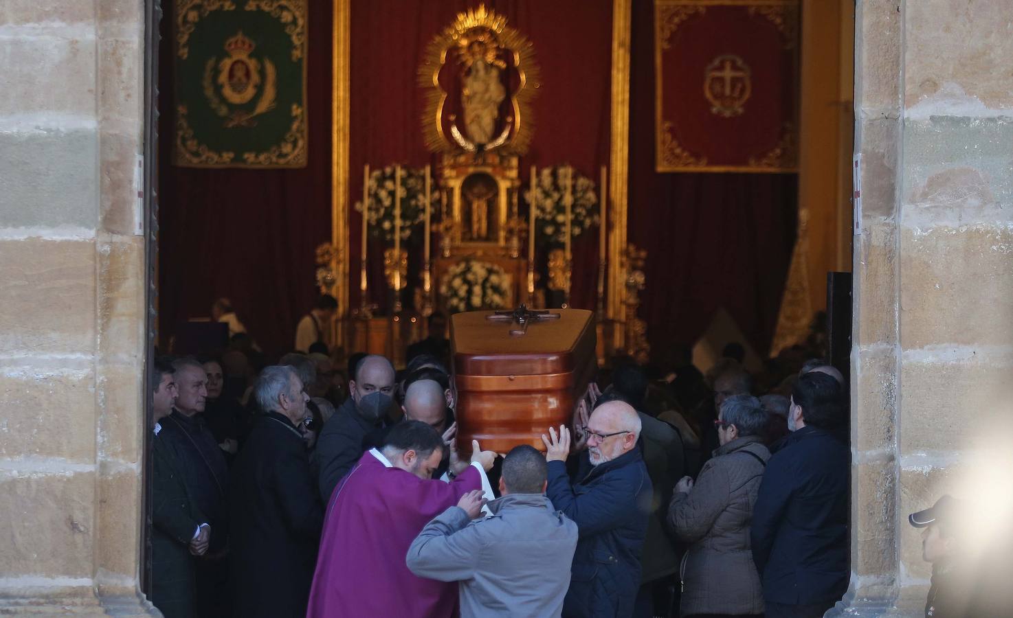 El féretro del sacristán Diego Valencia sale a hombros de la Iglesia de La Palma, tras la misa funeral