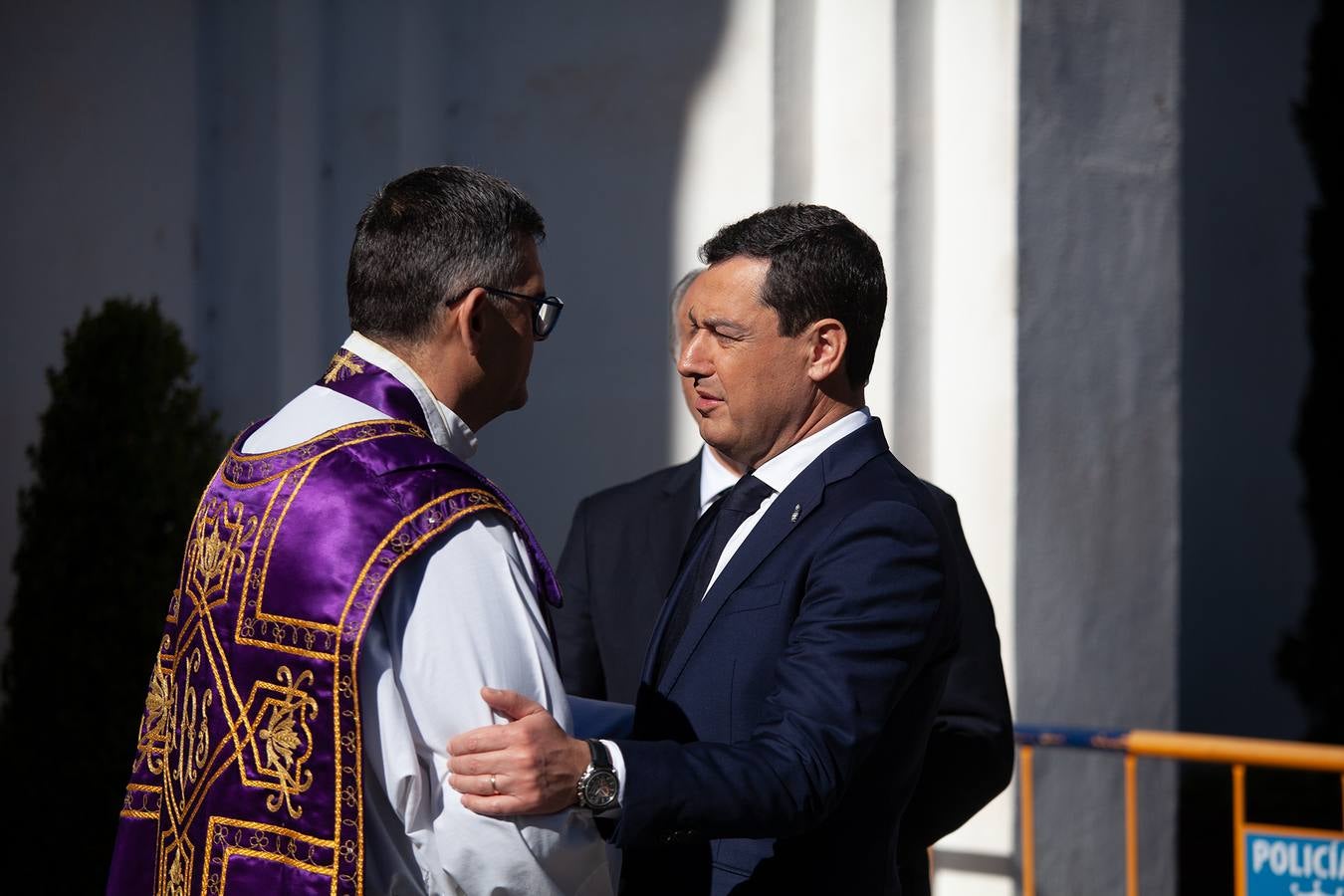 El féretro del sacristán Diego Valencia sale a hombros de la Iglesia de La Palma, tras la misa funeral