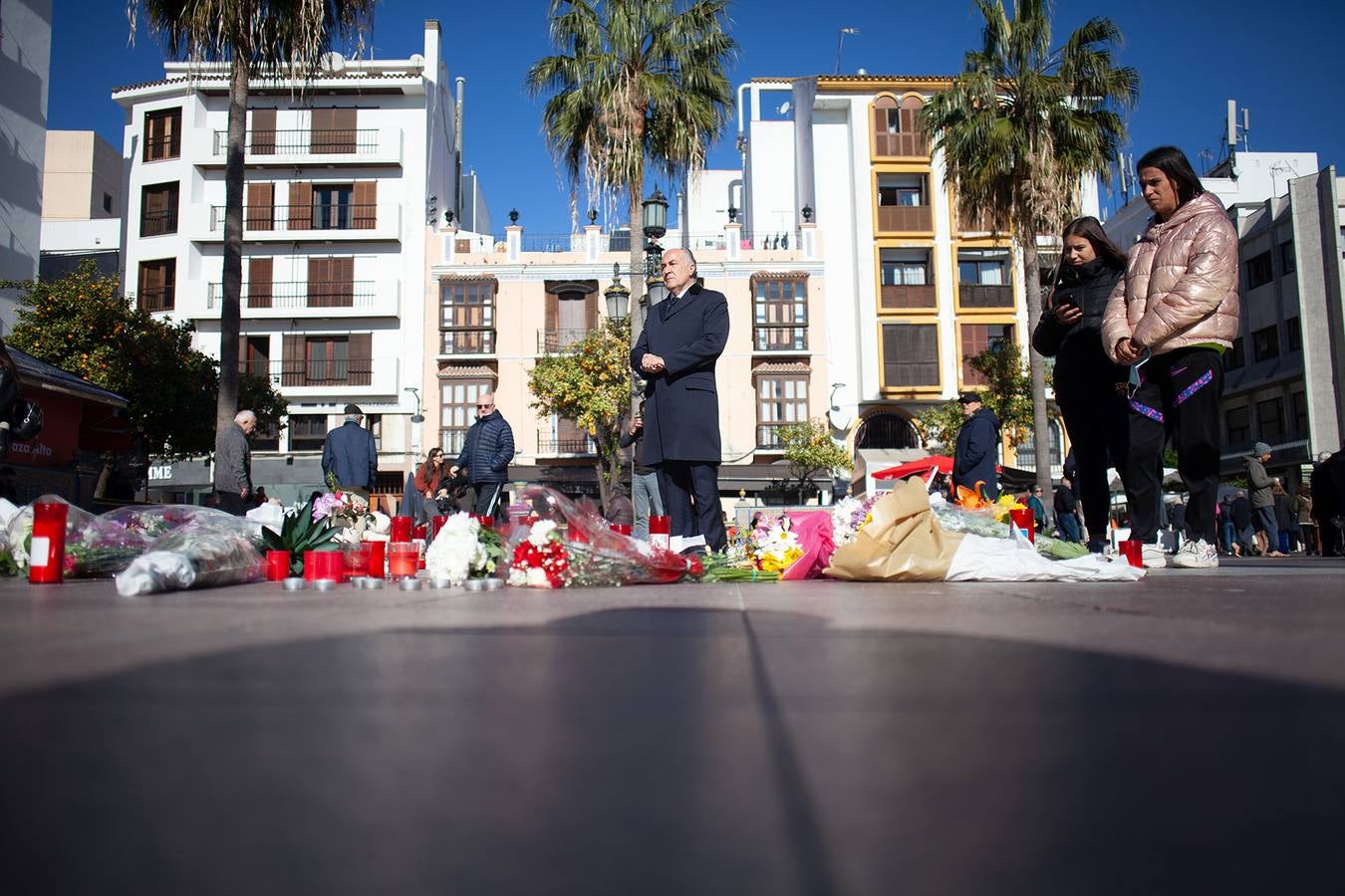 El féretro del sacristán Diego Valencia sale a hombros de la Iglesia de La Palma, tras la misa funeral