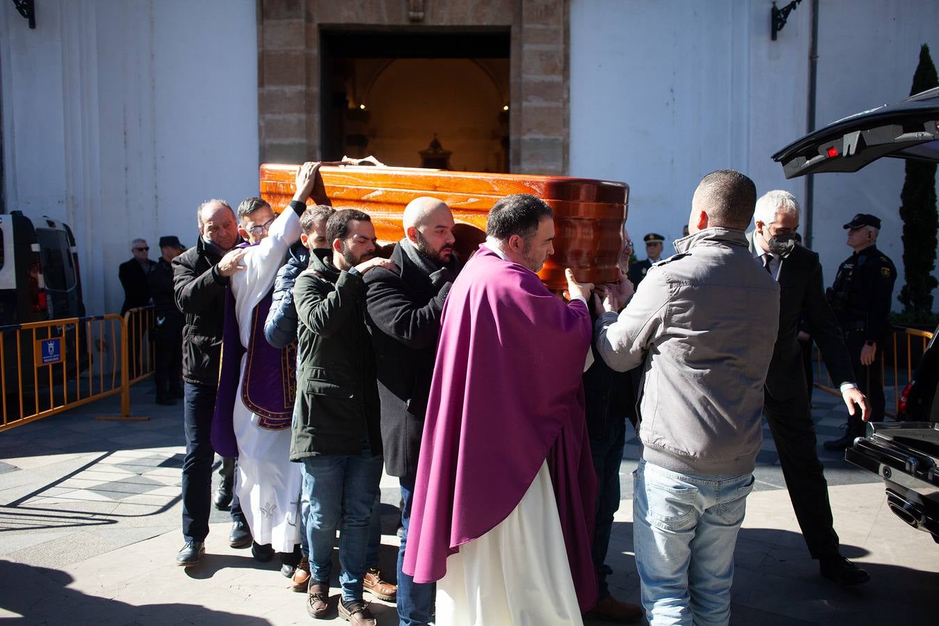 El féretro del sacristán Diego Valencia sale a hombros de la Iglesia de La Palma, tras la misa funeral