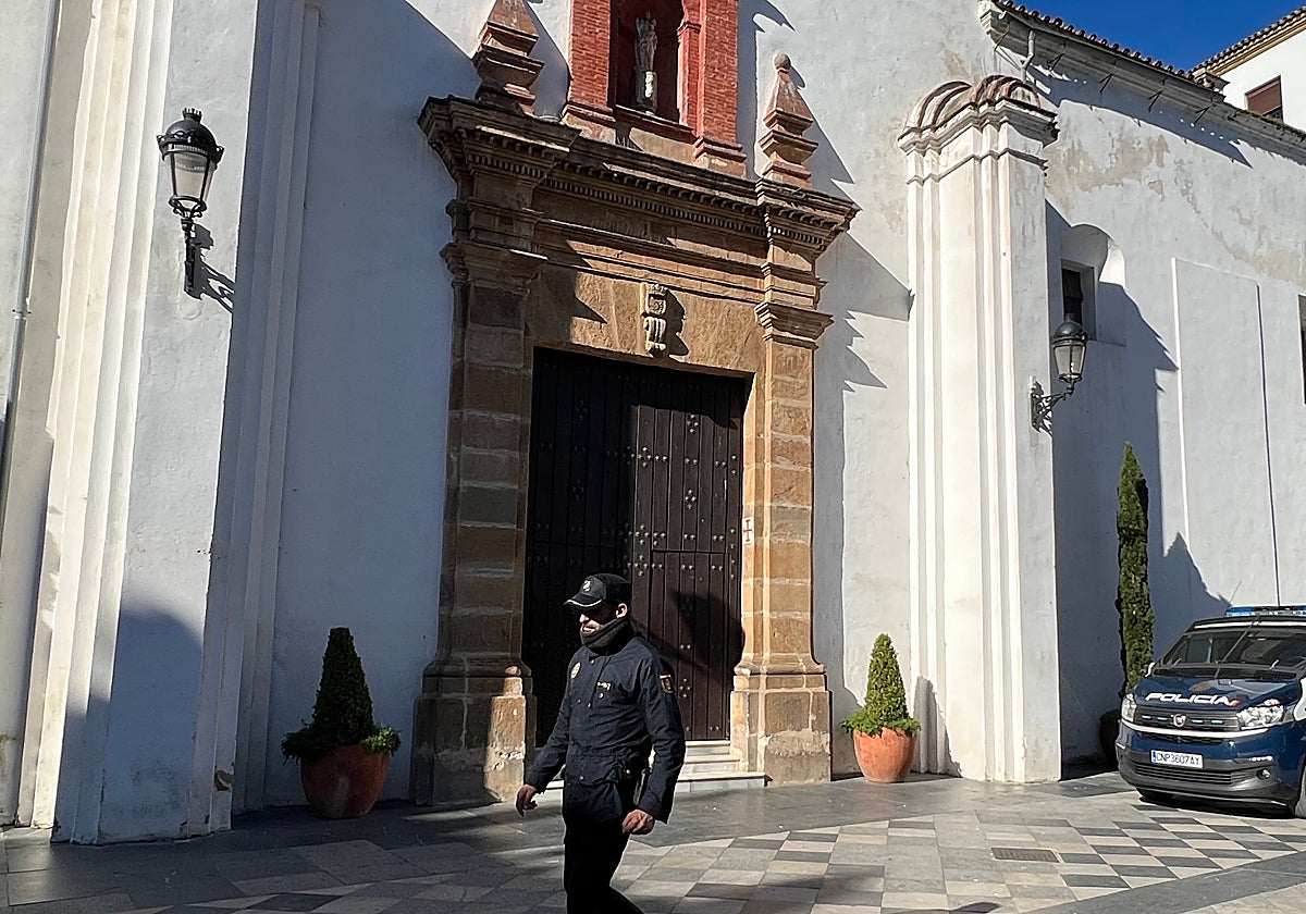 La Policía en la Iglesia de La Palma, donde trabajaba el fallecido