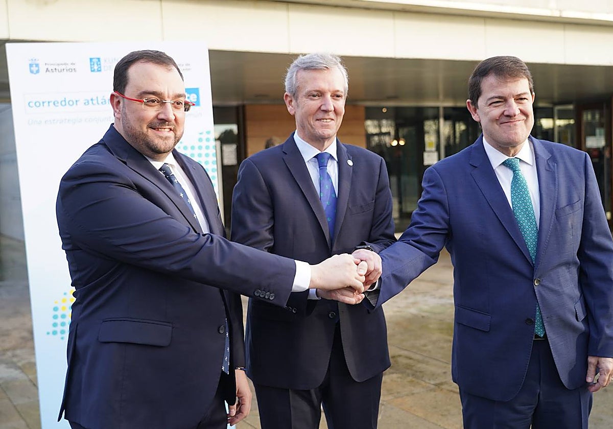 El presidente de la Junta de Castilla y León, Alfonso Fernández Mañueco, participa en el foro 'Corredor Atlántico Noroeste' junto a los presidentes de la Xunta de Galicia y del Principado de Asturias, Alfonso Rueda y Adrián Barbón