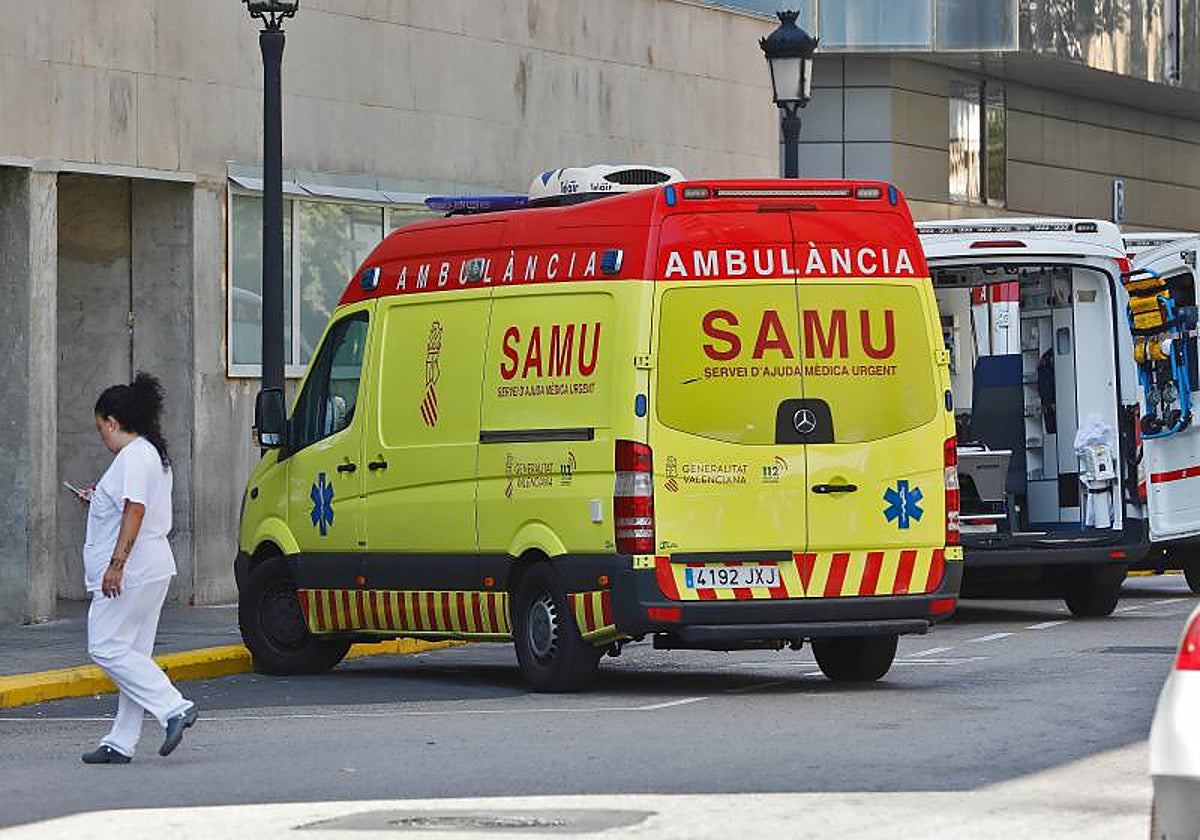 Imagen de archivo de una ambulancia en un hospital de Valencia