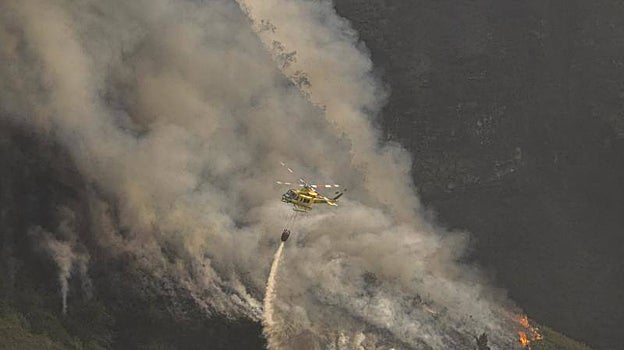 Equipos de extinción en uno de los incendios de Carballeda de Valdeorras, el pasado verano