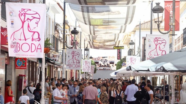 Público en la Feria de la Boda de Fuente Palmera