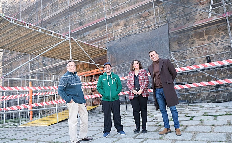 Imagen principal - Ana Muñoz ha estado acompañada del director general de Juventud y Deportes del Gobierno regional, Carlos Yuste, en su visita a las obras