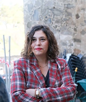 Imagen secundaria 2 - Ana Muñoz ha estado acompañada del director general de Juventud y Deportes del Gobierno regional, Carlos Yuste, en su visita a las obras