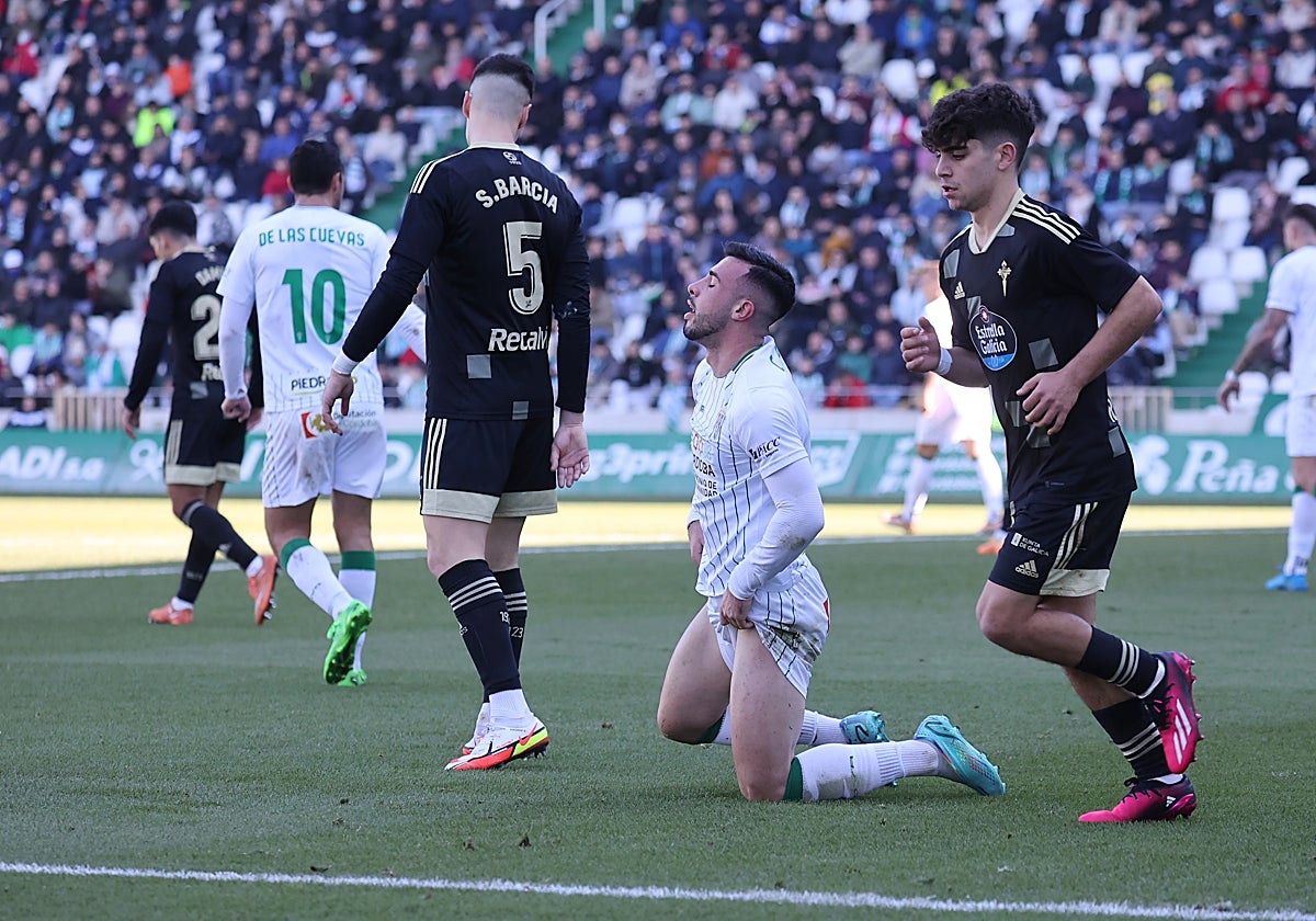 Carlos Puga se lamenta de una ocasión fallida durante el encuentro