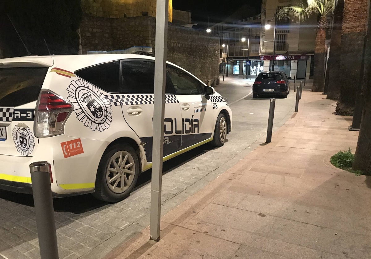 Coche de la Policía Local de Lucena en el centro de la ciudad