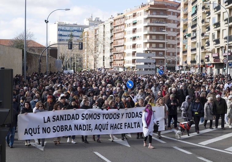 Miles de personas se suman en Salamanca a la Marea Blanca  por una «sanidad pública y de calidad»