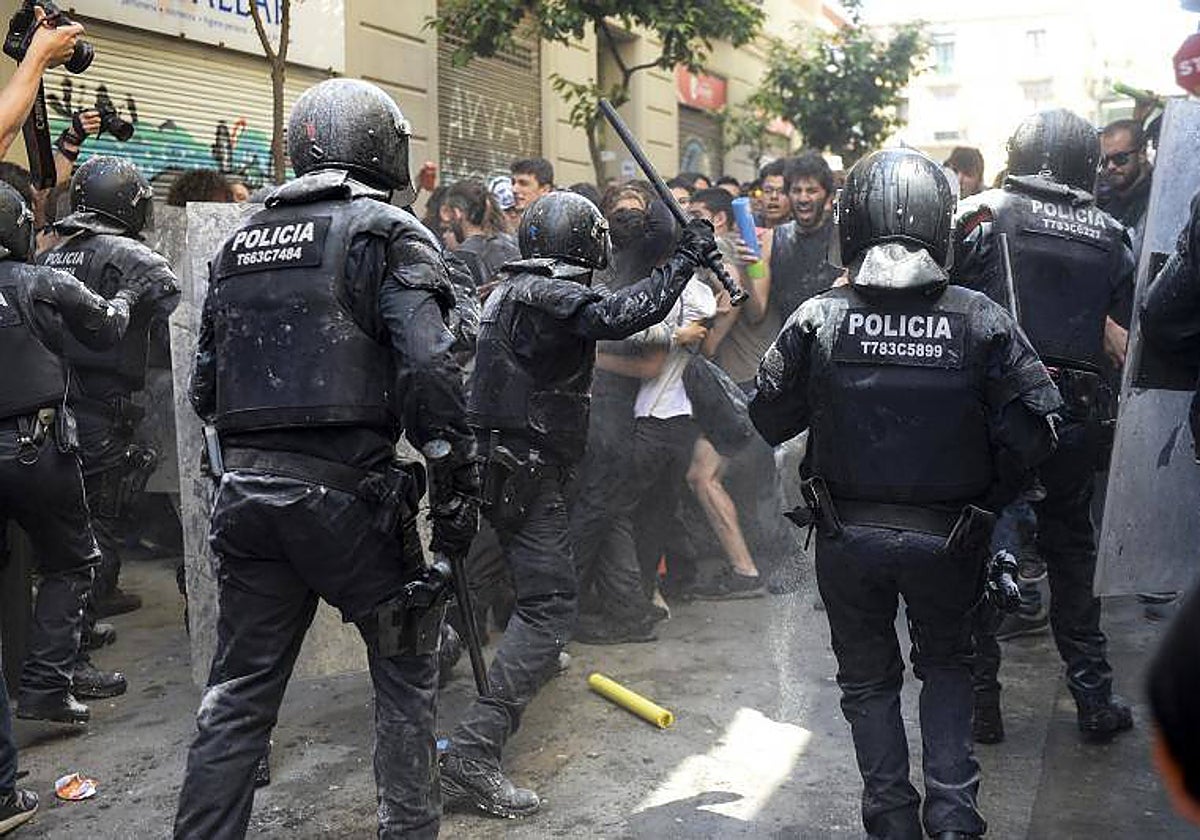 Mossos durante el desalojo del ocupado Banc Expropiat del barrio de Gràcia en Barcelona