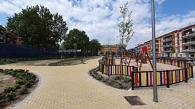 Imagen después - El jardín de La Luz ocupa el solar que se utilizaba como aparcamiento irregular