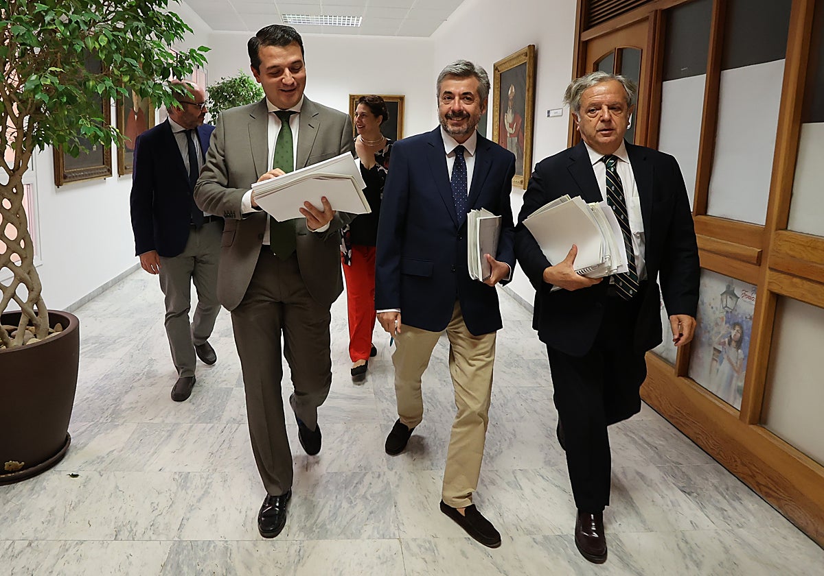 Bellido junto a los ediles Miguel ángel Torrico y Salvador Fuentes por el Ayuntamiento