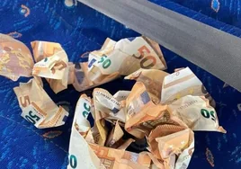 Una lluvia de billetes de 50 y de 500 euros provoca un caos de tráfico en la autovía de Marbella