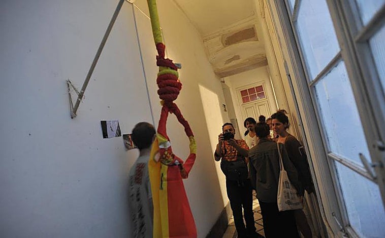 Imagen principal - IIIIIUna de las polémicas muestras desarrolladas en la Casa Invisible, con la enseña nacional ahoracada (arriba)