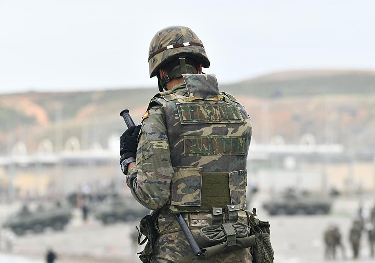 Fotografía de archivo de un militar de espaldas