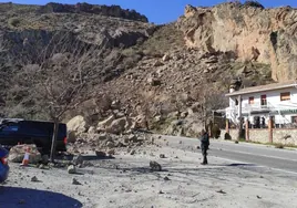 Reabre al tráfico una de las carreteras cortadas tras el desprendimiento que dejó cinco heridos en Granada