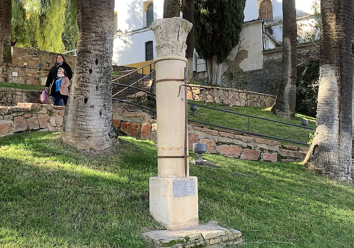 Réplica de la Tizona en los jardines de la calle Mayor